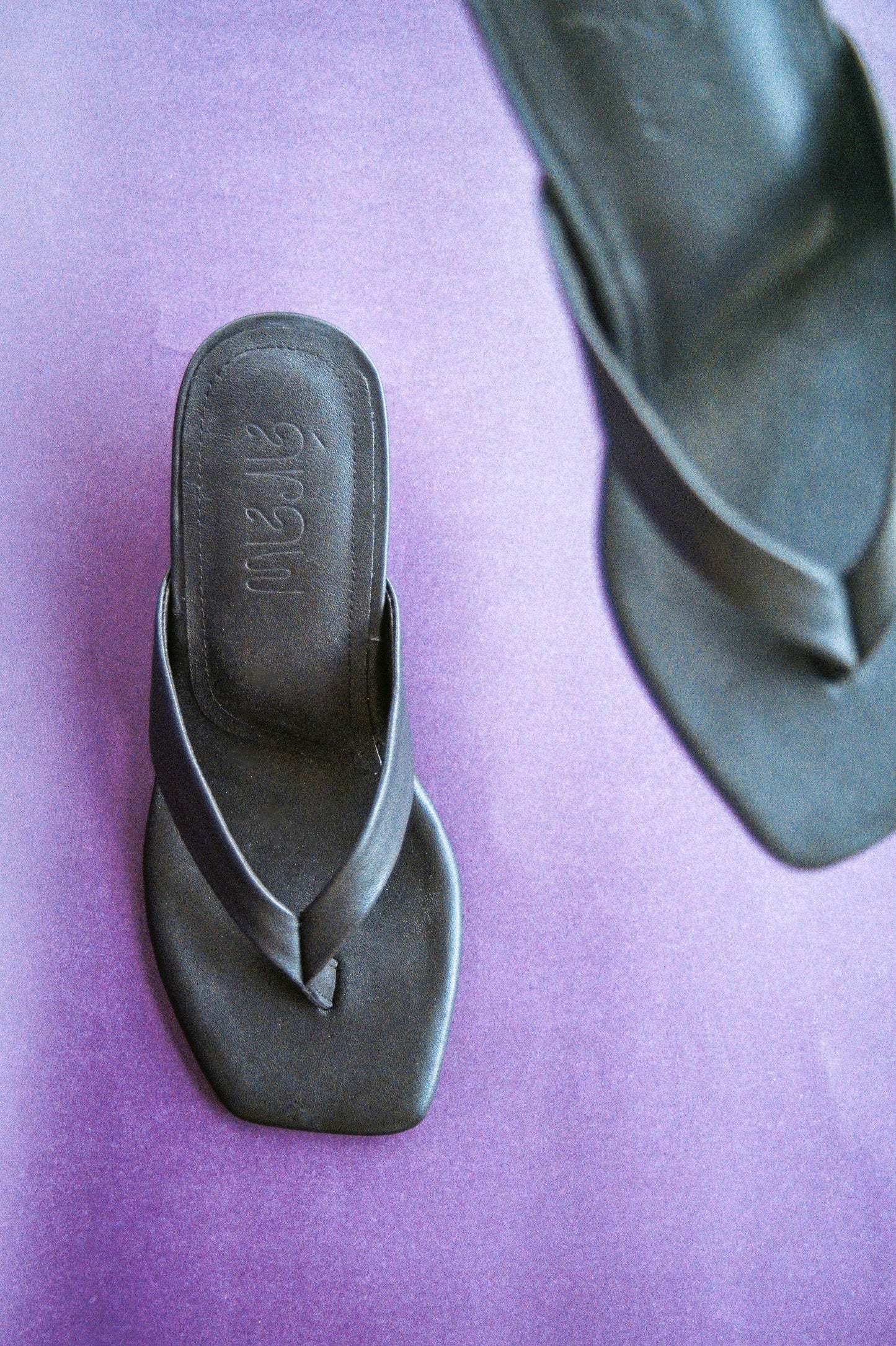 Áraw x Rô Heeled Thong Onyx