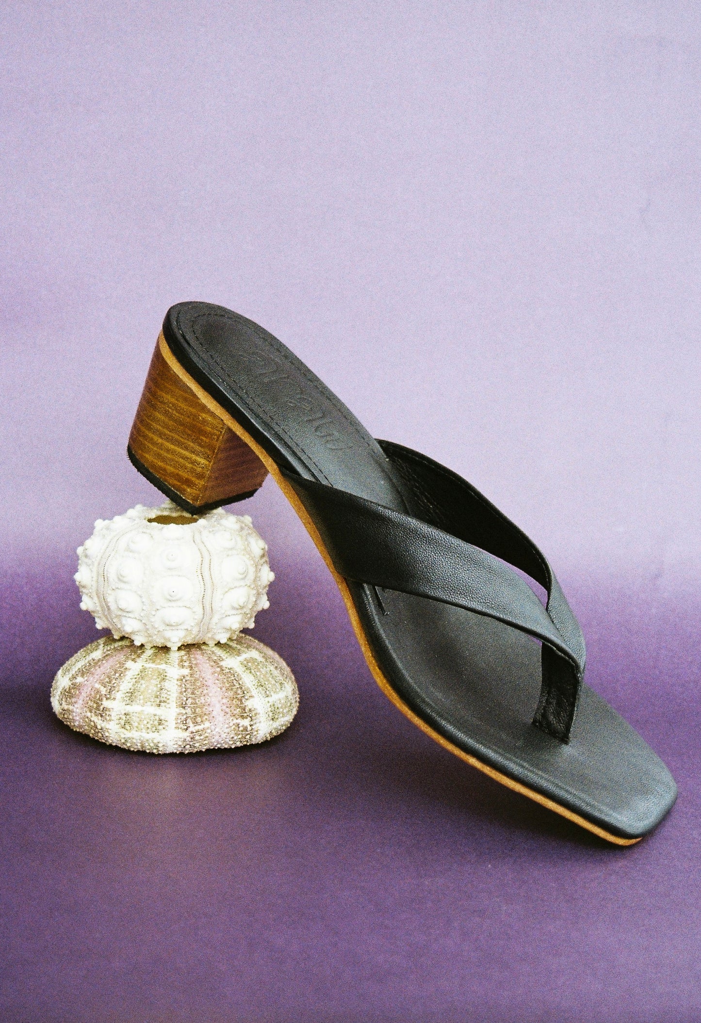Áraw x Rô Heeled Thong Onyx